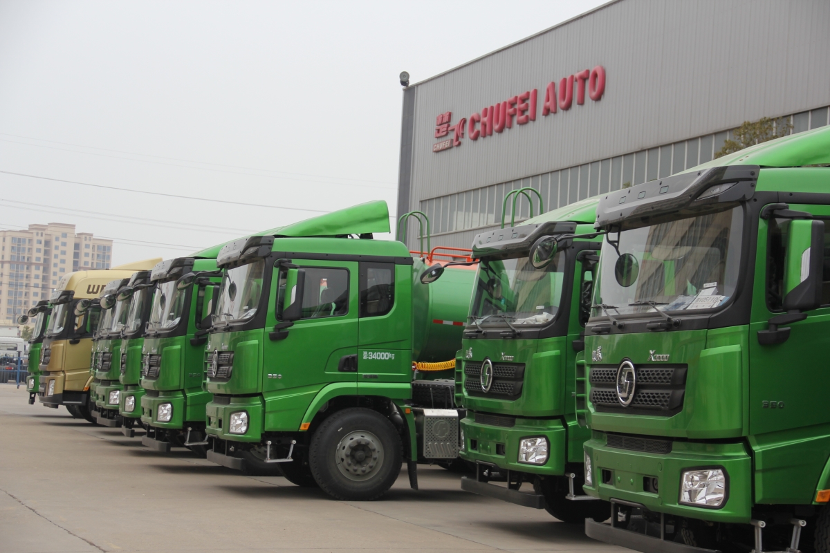 新年新氣象，2018年首批批量訂單30臺新型泥漿半掛運(yùn)輸車